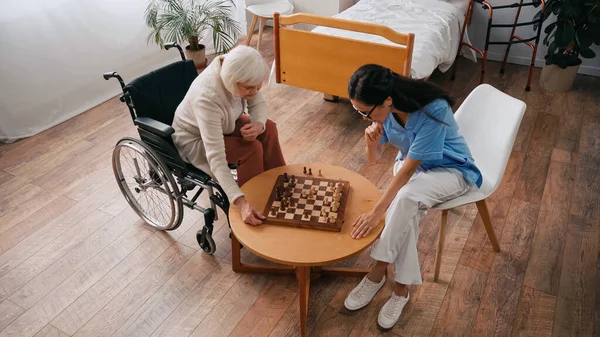 High Angle View Senior Woman Nurse Playing Chess Nursing Home — Stock Photo, Image
