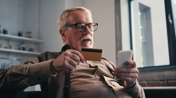 Senior Mit Kreditkarte Hält Handy Beim Online Einkauf Hause — Stockfoto