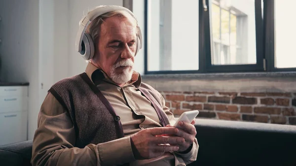 Homem Barbudo Sênior Fones Ouvido Sem Fio Ouvindo Música Usando — Fotografia de Stock