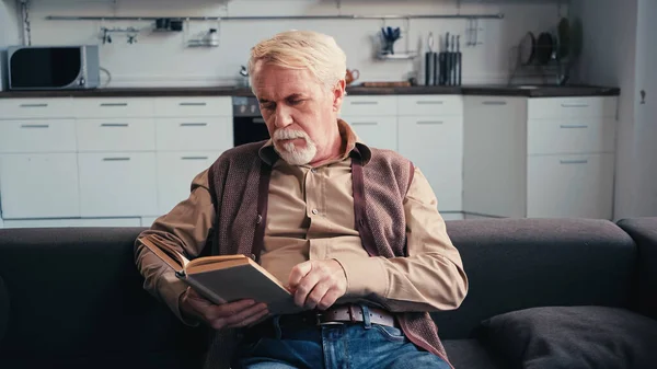 Homem Sênior Sério Livro Leitura Casa — Fotografia de Stock