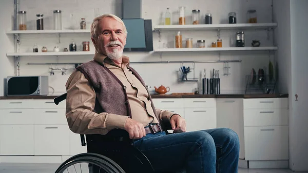 Niepełnosprawny Emeryt Uśmiechający Się Siedząc Wózku Inwalidzkim — Zdjęcie stockowe