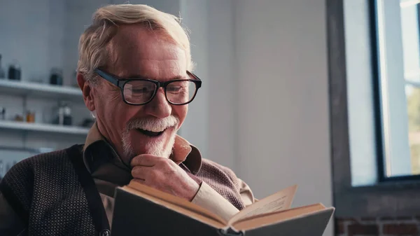 Glad Senior Man Glasögon Läser Bok Hemma — Stockfoto