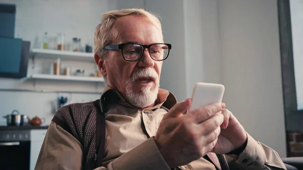 Homem Sênior Óculos Usando Smartphone — Fotografia de Stock