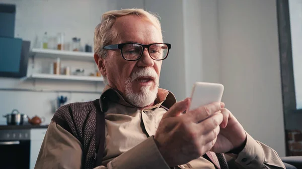 Senior Mit Brille Und Smartphone — Stockfoto