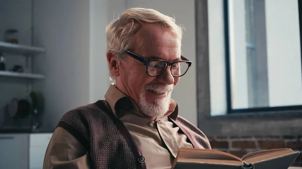 Positiv Senior Man Glasögon Läsa Bok Hemma — Stockfoto