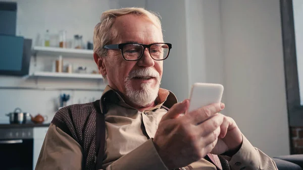 Positive Pensioner Eyeglasses Using Mobile Phone — Stock Photo, Image