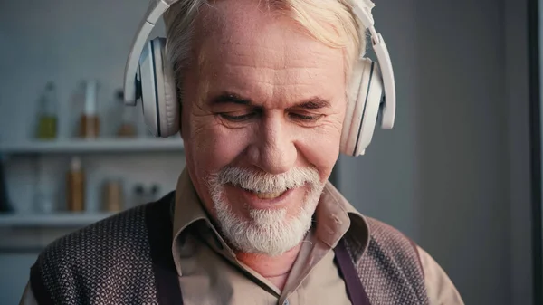 Hombre Alegre Mayor Auriculares Inalámbricos Escuchando Música Casa — Foto de Stock