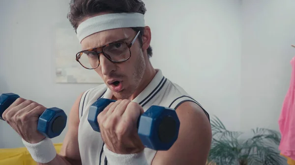 Atletik Adam Evde Dambıllarla Egzersiz Yapıyor Retro Spor Konsepti — Stok fotoğraf