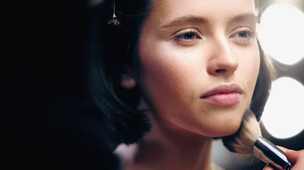 Make-up-Artist trägt Puder auf Gesicht des Models auf — Stockfoto