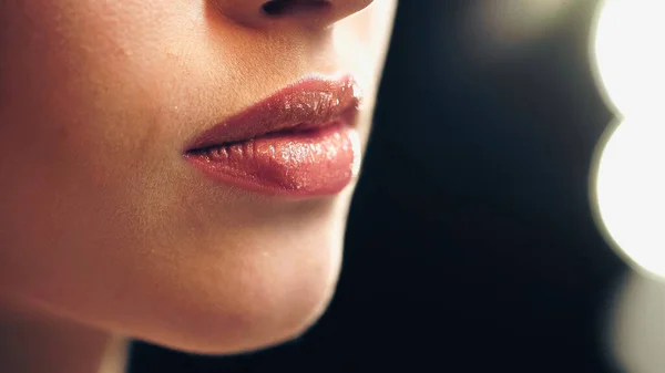 Обрізаний вид моделі з блискучим блиском для губ на губах — стокове фото