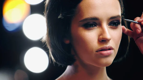 Make-up-Artist Styling Augenbrauen der jungen brünetten Frau — Stockfoto