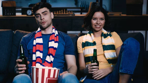 Fãs de esportes sentados com garrafas de cerveja e assistindo campeonato — Fotografia de Stock