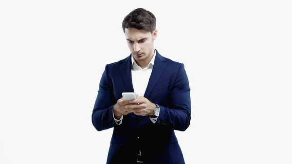 Joven gerente en traje usando teléfono celular aislado en blanco - foto de stock