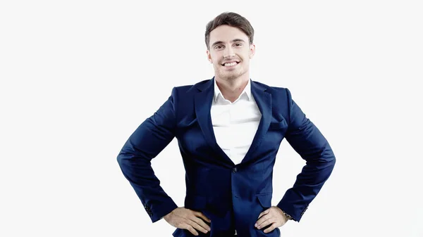 Homme d'affaires avec les mains sur les hanches souriant isolé sur blanc — Photo de stock