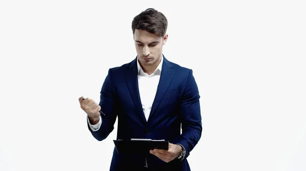 Empresário segurando caneta e área de transferência isolado em branco — Fotografia de Stock