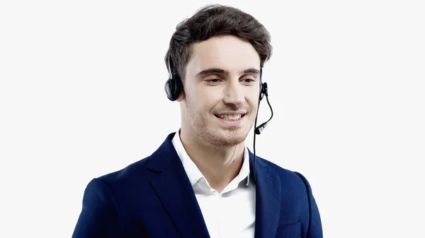 Lächelnder Manager in Headset und Anzug isoliert auf weiß — Stockfoto