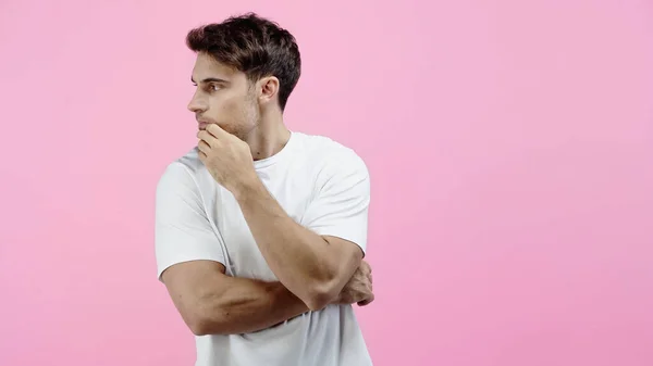 Brunette homme en t-shirt blanc regardant loin isolé sur rose — Photo de stock
