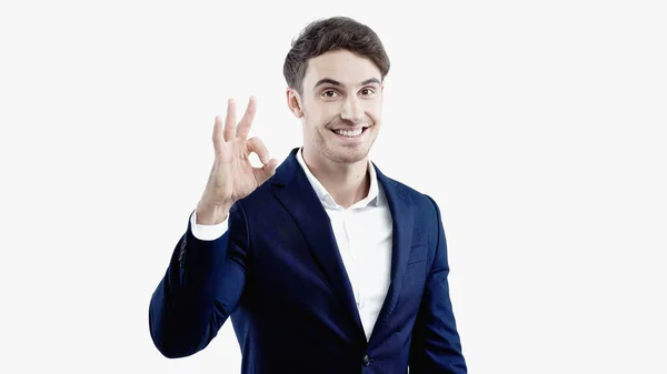 Fröhlicher Geschäftsmann zeigt Okay-Geste isoliert auf Weiß — Stockfoto