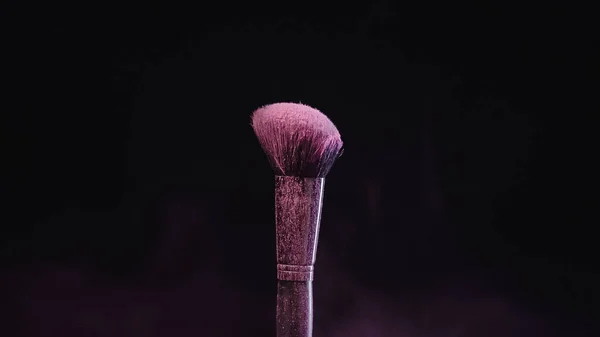 Pinceau cosmétique doux avec poudre rose isolé sur noir — Photo de stock