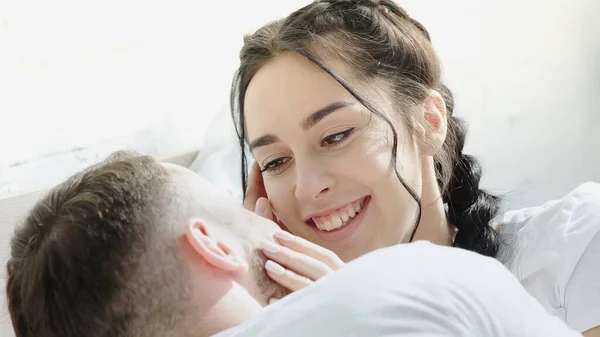 Heureux brunette femme toucher visage de copain à la maison — Photo de stock