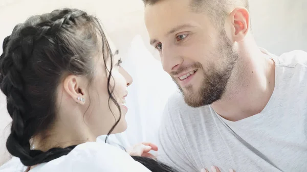 Femme heureuse regardant petit ami barbu à la maison — Photo de stock