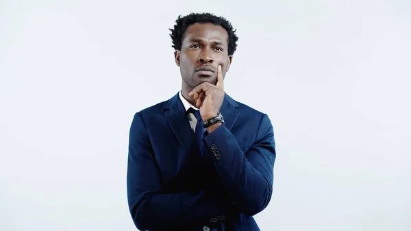 Nachdenklicher afrikanisch-amerikanischer Geschäftsmann in formeller Kleidung, der isoliert auf blau denkt — Stockfoto
