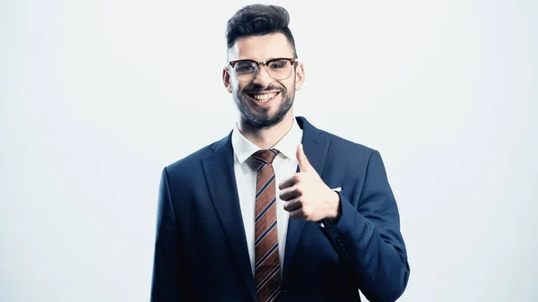 Gioioso uomo d'affari guardando la fotocamera e mostrando pollice in alto isolato su bianco — Foto stock