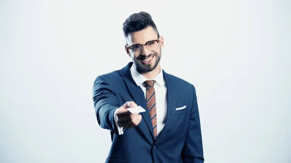 Erfolgreicher Geschäftsmann hält Visitenkarte in ausgestreckter Hand isoliert auf weißem Grund — Stockfoto
