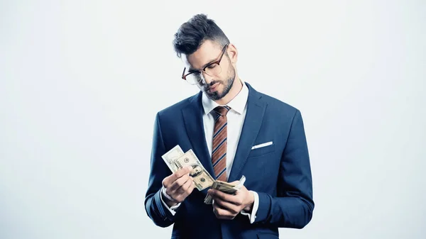 Успешный бизнесмен подсчитывает деньги, изолированные на белом — стоковое фото