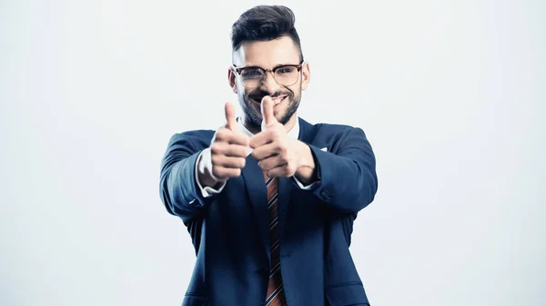 Alegre hombre de negocios mostrando pulgares hacia arriba en la cámara aislado en blanco - foto de stock