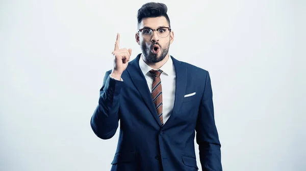 Hombre de negocios asombrado mostrando gesto de idea aislado en blanco - foto de stock