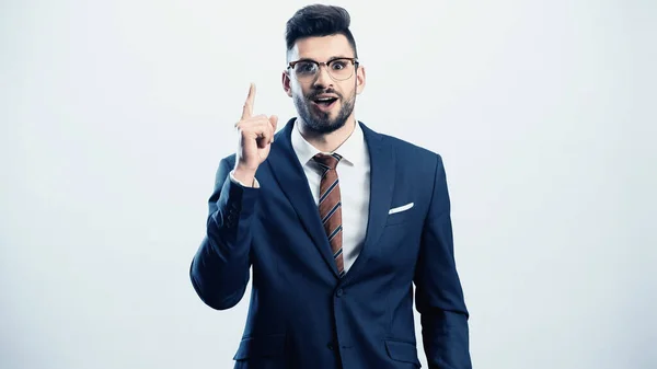 Verblüffter Geschäftsmann zeigt Ideenschild auf weißem Grund — Stockfoto
