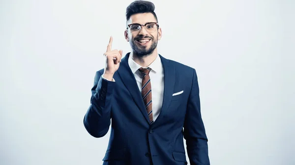 Fröhlicher Geschäftsmann zeigt Ideensymbol auf weißem Grund — Stockfoto