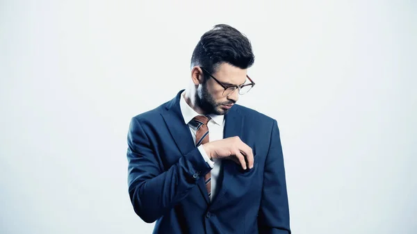 Hombre de negocios mirando en bolsillo de chaqueta aislado en blanco - foto de stock