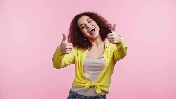 Aufgeregte junge Frau zeigt vereinzelt Daumen hoch auf rosa — Stockfoto