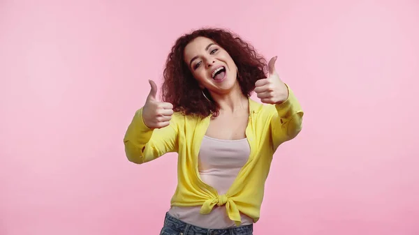 Excité jeune femme montrant pouces vers le haut isolé sur rose — Photo de stock