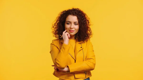 Jovem mulher pensativa em jaqueta de couro isolado no amarelo — Fotografia de Stock