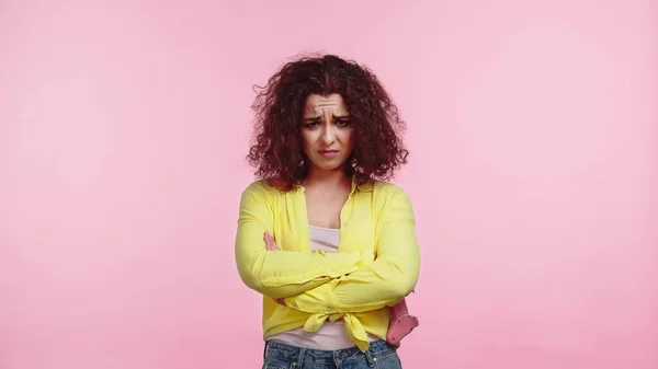 Offensé femme debout avec les bras croisés isolé sur rose — Photo de stock