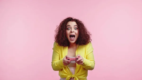 KIEW, UKRAINE - 30. JUNI 2021: aufgeregte junge Frau mit offenem Mund, Steuerknüppel in der Hand und jubelnd auf rosa — Stockfoto