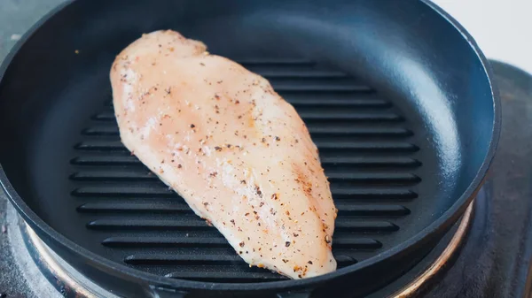 Close up of raw chicken fillet on grill pan — Stock Photo