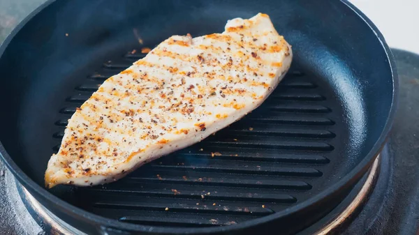 Primer plano de filete de pollo condimentado en la sartén - foto de stock