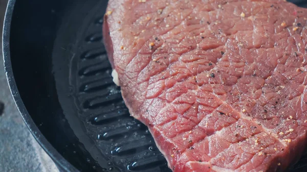 Close up of sliced beef steak on grill pan — Stock Photo