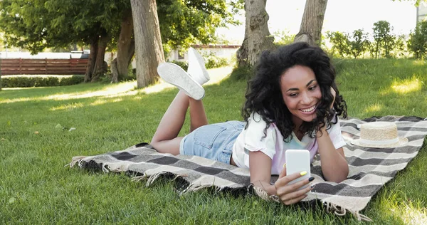 Alegre afro-americana mulher tomando selfie no parque — Fotografia de Stock