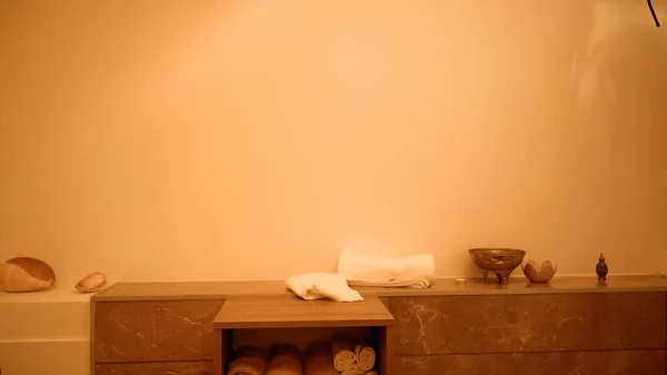 Rotoli di asciugamani sugli scaffali nel moderno centro benessere — Foto stock