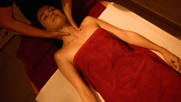 Visão de alto ângulo da mulher com olhos fechados recebendo massagem no pescoço de massagista profissional — Fotografia de Stock