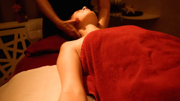 Женщина получает массаж шеи от профессионального массажиста — стоковое фото