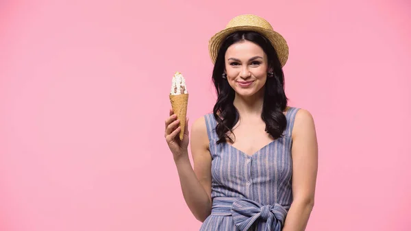 Pretty woman in sun hat holding ice cream isolated on pink — Stock Photo