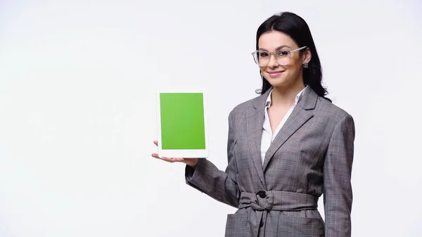 Donna d'affari sorridente con tablet digitale con schermo verde isolato su bianco — Foto stock