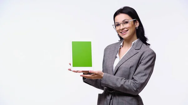 Joven manager sosteniendo tableta digital con pantalla verde aislada en blanco - foto de stock