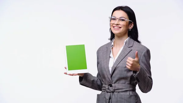 Donna d'affari sorridente che mostra come gesto mentre tiene tablet digitale con chiave cromatica isolata su bianco — Foto stock